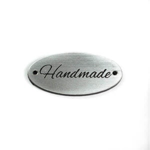 Etichetă inscripționată " Handmade" din plastic argintiu