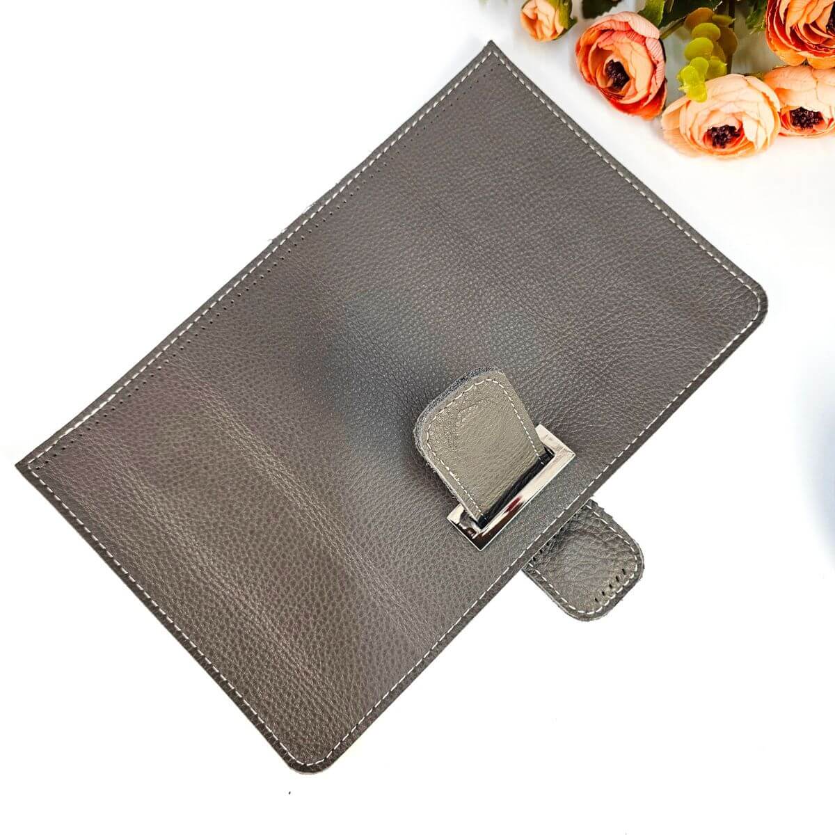 Kit croșetat Moly – clapetă mare cu octet, mini‑clapetă cu magneți și accesorii pentru geantă plic gri ciment