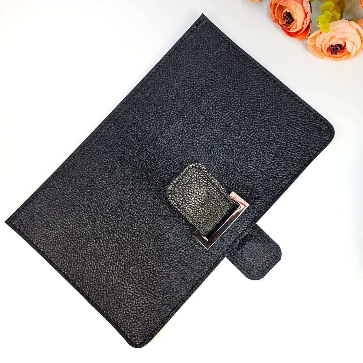 Kit croșetat Moly – clapetă mare cu octet, mini‑clapetă cu magneți și accesorii pentru geantă plic, negru