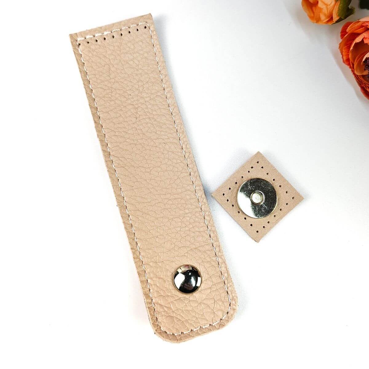 Clapetă din piele naturală 15×4 cm – bej, cu magnet auriu ascuns. Perfectă pentru poșete și genți mici