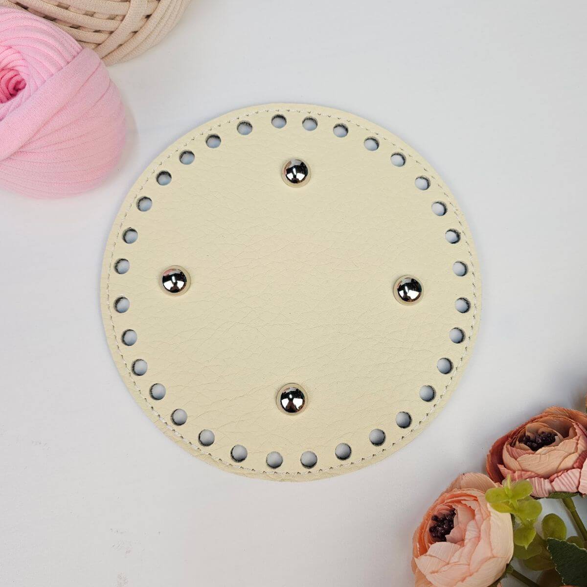baza rotunda bej 15 cm Bază rotundă 15 cm din piele naturală, dublată cu carton special. Ideală pentru genți mici și medii.