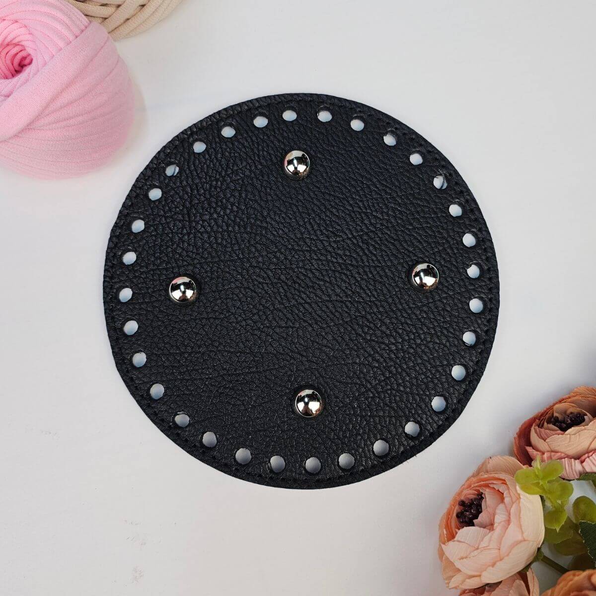 baza rotunda piele naturala 15 cm negru Bază rotundă 15 cm din piele naturală, dublată cu carton special. Ideală pentru genți mici și medii.